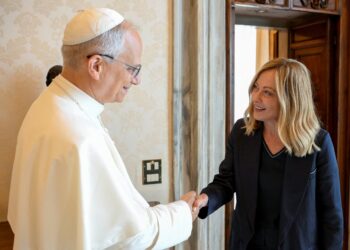 Giorgia Meloni expresó su apoyo al papa León XIV y destacó la “serenidad” con la que anunció la operación a la que debe someterse