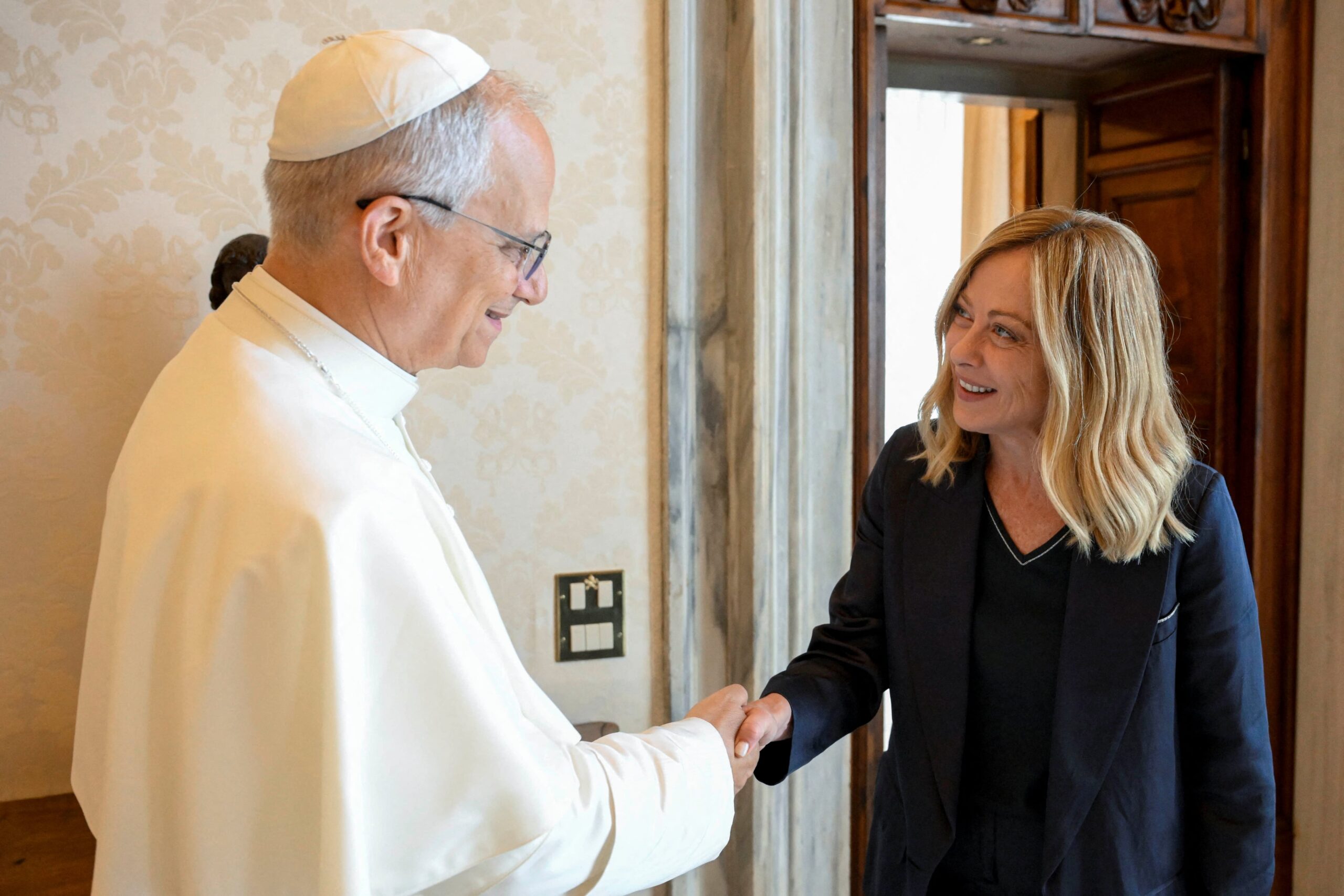 Giorgia Meloni expresó su apoyo al papa León XIV y destacó la “serenidad” con la que anunció la operación a la que debe someterse